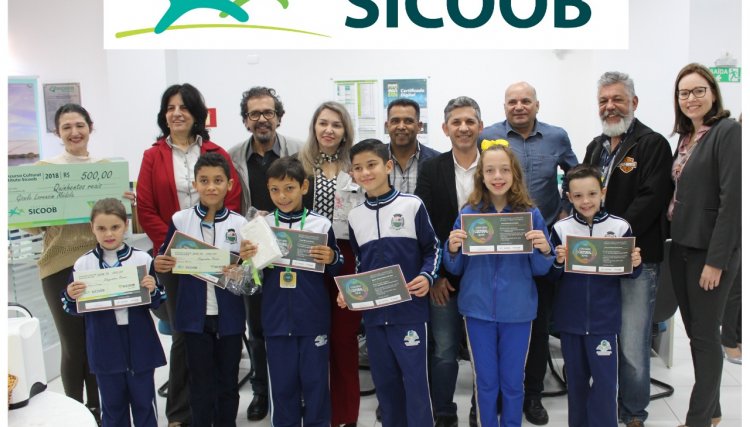 Sicoob entrega premiação para os alunos destaques do Concurso Cultural Cooperativista