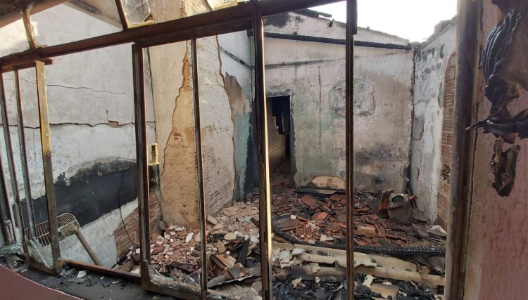 Família que teve casa destruída por incêndio em Cafelândia pede ajuda