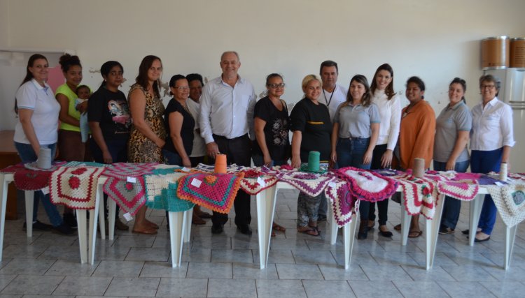 Nova Aurora realiza encerramento do curso crochê