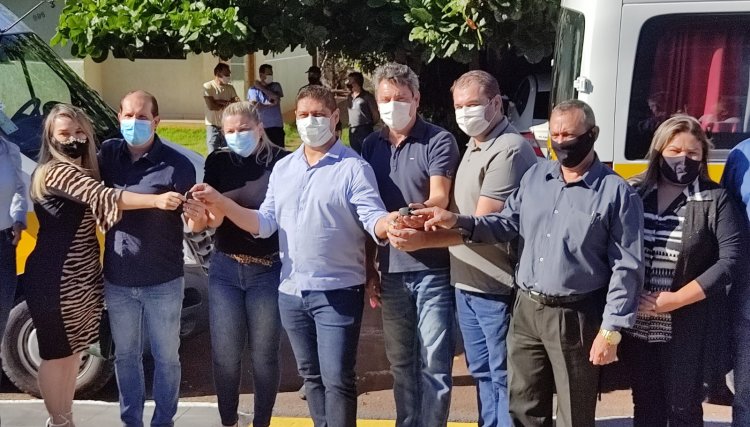 Deputado Micheletto repassa duas Vans para a Educação de Assis 