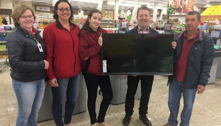 Ganhadores do Concurso Torcida Brasil do Copacol Supermercados recebem os prêmios