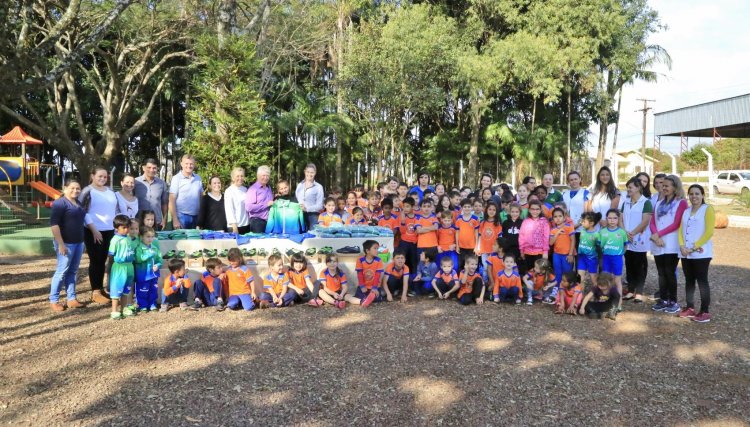 Alunos de Central Santa Cruz, em Cafelândia, recebem uniformes da Copacol
