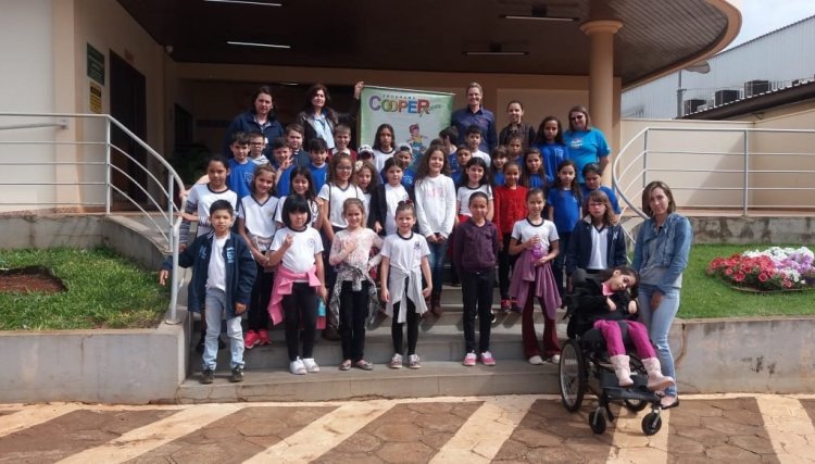 Alunos da região participantes do Cooperjovem visitam à Copacol