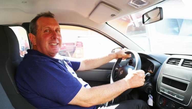 Gildo Miranda Marcon recebe o carro do Copacol Supermercados