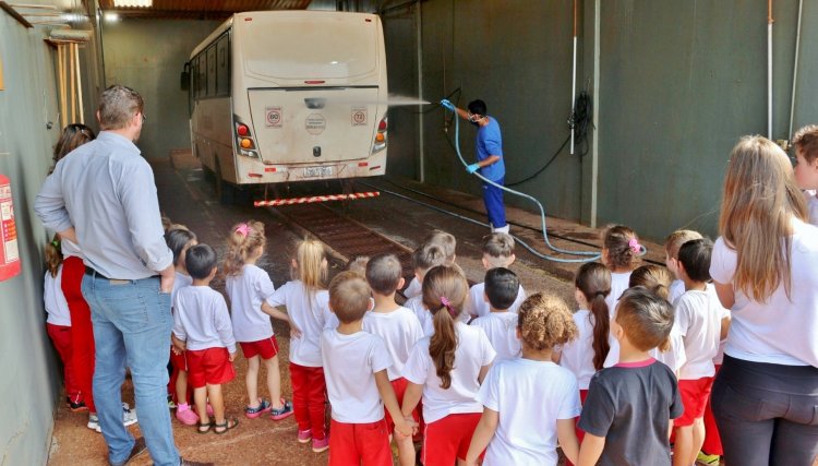 Alunos de Cafelândia visitam Gestão de Frotas da Copacol