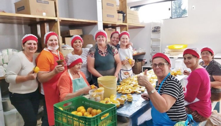 Mulheres iniciam os preparativos para o Café Colonial em Cafelândia 