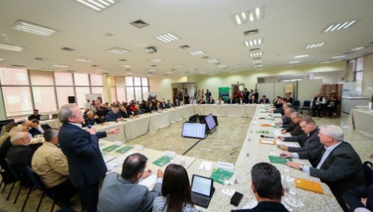 Presidente da Copacol e o deputado Sérgio Souza participam de reunião da Frencoop 