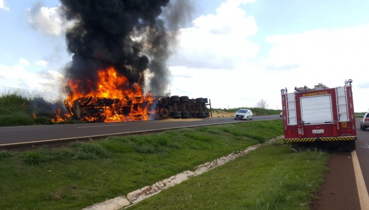 Carreta pega fogo na rodovia BR-467