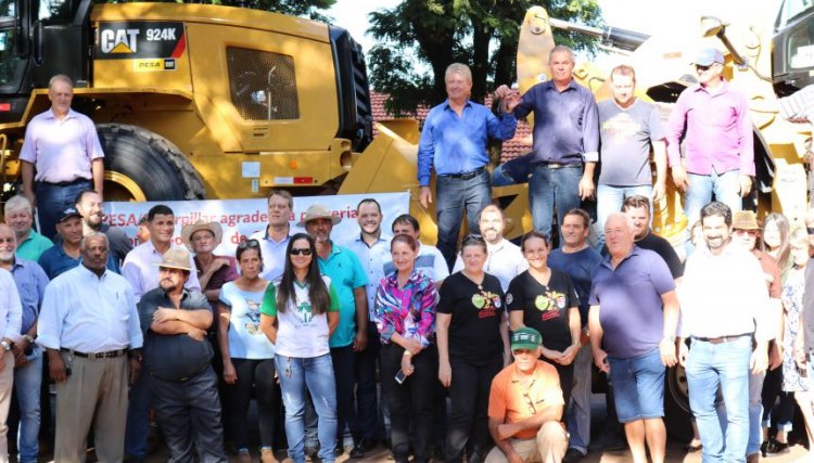 Cafelândia entrega quatro máquinas no valor de R$ 1,7 milhão