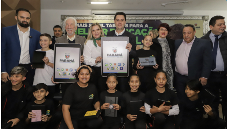 Paraná começa a entregar 50 mil tablets para alunos da rede estadual