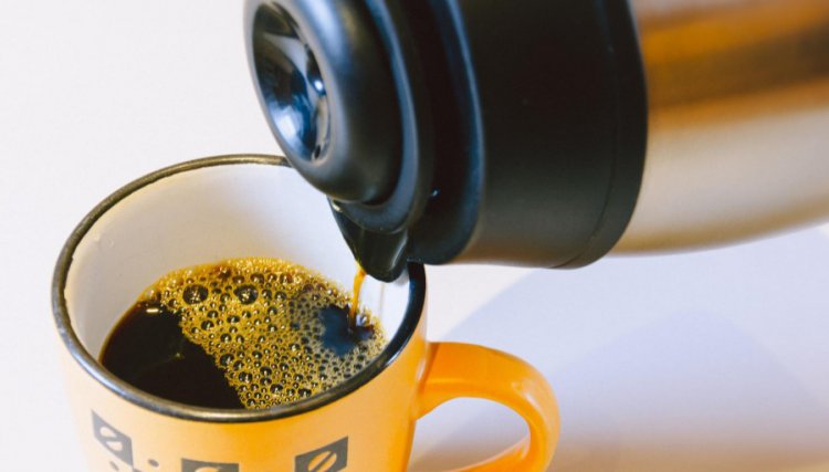 Acabou o açúcar ou o amor? Casal se agride após desentendimento por garrafa de café em Cafelândia