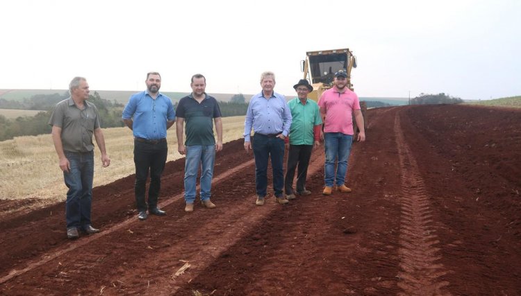 Cafelândia realiza melhorias nas estradas do interior 