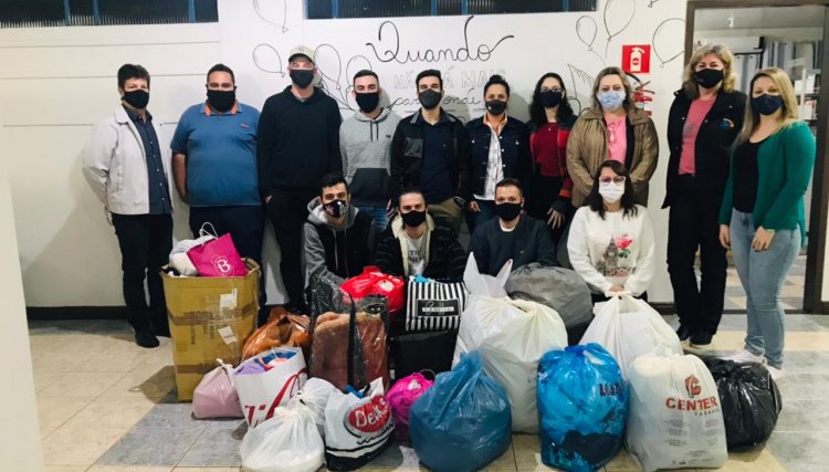 Acadêmicos da Faculdade Unica realizam a entrega de agasalhos em Cafelândia 