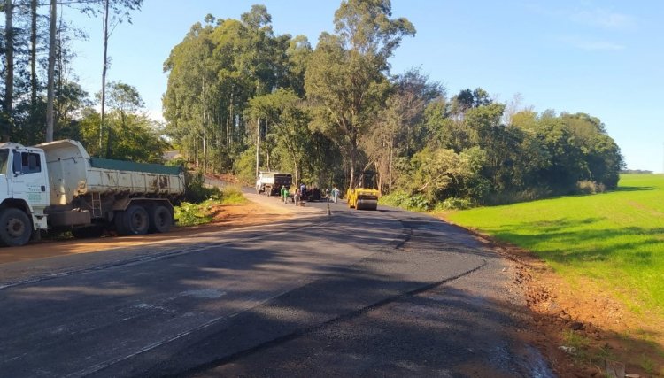 Cafelândia realiza pavimentação asfáltica entre Central Santa Cruz à estrada que liga a Jotaesse