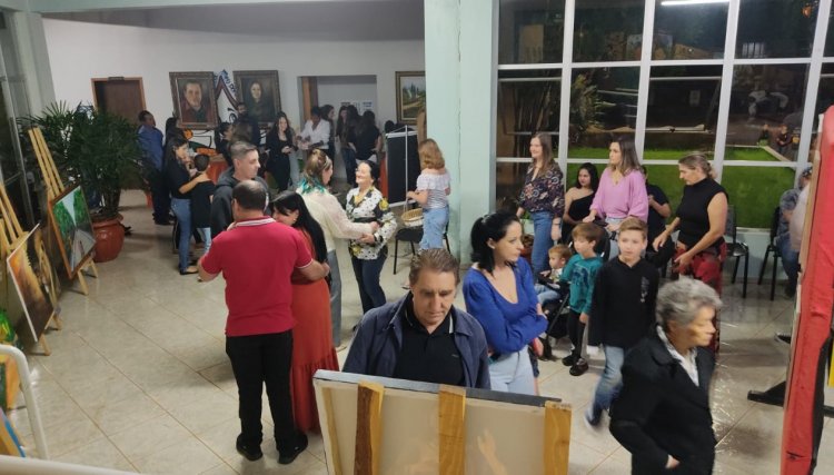 Cafelândia abre exposição  Expressões de Arte II com artista Patrícia Skura