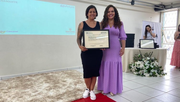Colégio Estadual Maria Destéfani Griggio de Cafelândia recebe certificado de excelência 