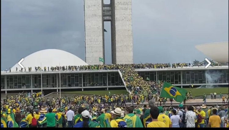 Patriotas invadem a  Esplanada e sobem na rampa do Congresso Nacional em Brasília