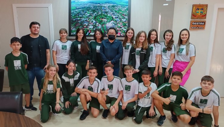 Prefeito de Cafelândia recebe alunos do Colégio Ellos