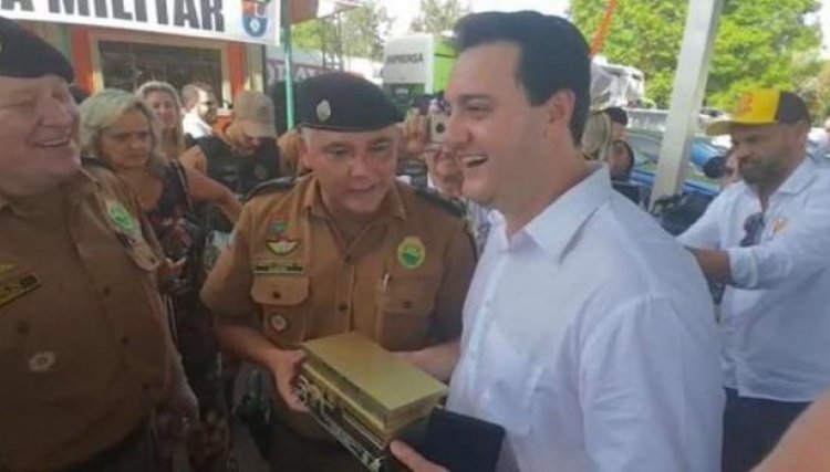 Ratinho Junior é condecorado pelo 6º BPM no  Show Rural