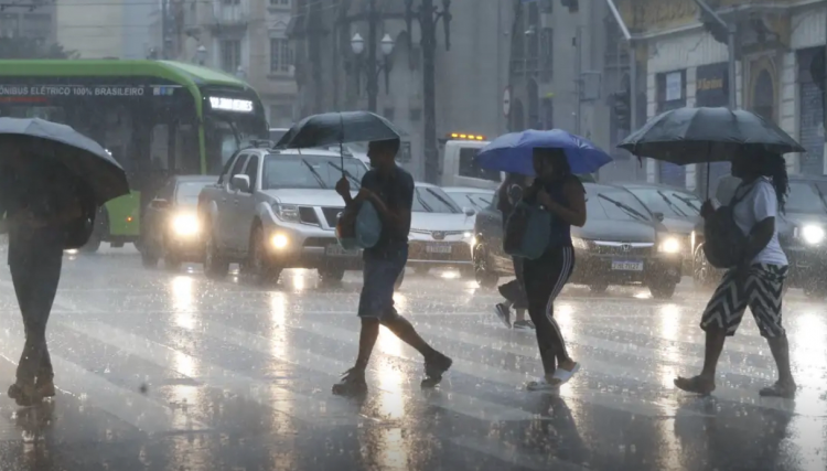 Inmet alerta para chuvas intensas no fim de semana