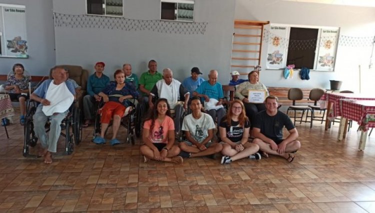 Jovens da Copacol fazem doação para o Lar São Roque