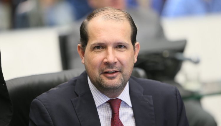Deputado Micheletto vota pela aprovação do projeto que proíbe o corte de luz e água 