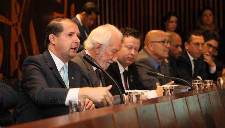 Deputado Micheletto conduz a posse do presidente da AMP Darlan