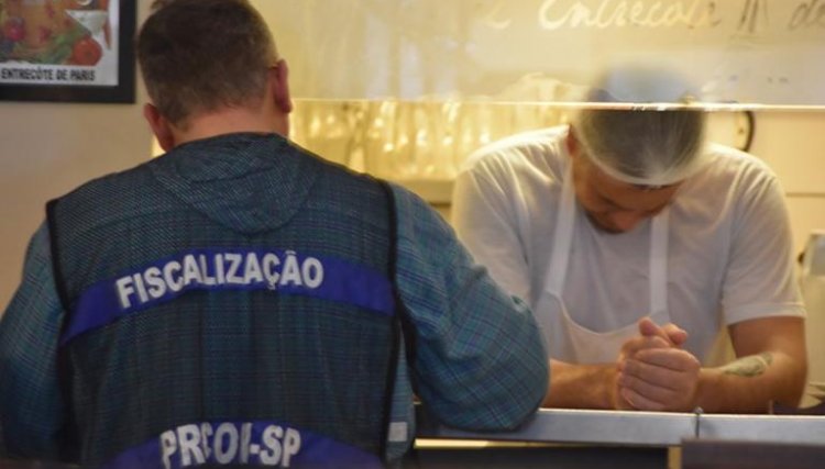 Procon notifica Seara após consumidor encontrar faca em pacote de frango
