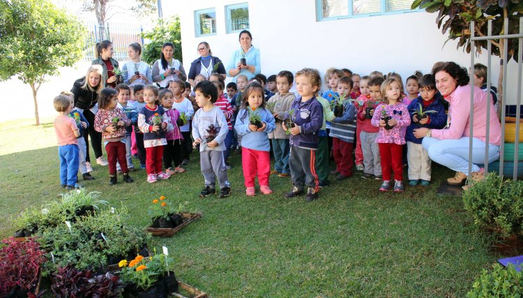 Copacol Supermercados entrega mudas de flores para o CMEI Anna Parcheta Franus
