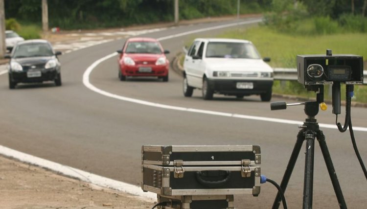 Contran atende Bolsonaro e proíbe radar oculto; localização será divulgada