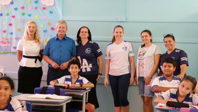 Professores distribuem atividades escolares para os alunos de Cafelândia