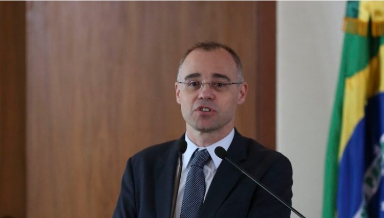Bolsonaro nomeia André Mendonça para a Justiça e Ramagem para a PF