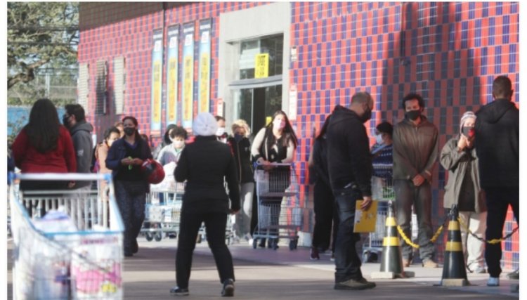 Com limitação de 30%, supermercados já registram filas ainda maiores depois do novo Decreto Estadual 