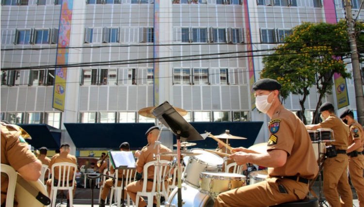 Banda da PM se apresenta no Hospital Pequeno Príncipe