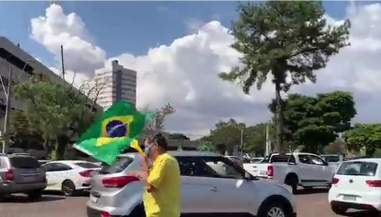 Manifestantes fazem protesto em apoio a Bolsonaro e contra o STF