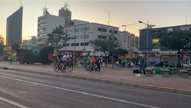 Apoiadores do Bolsonaro fazem 'Adesivaço' em Cascavel em apoio ao presidente 