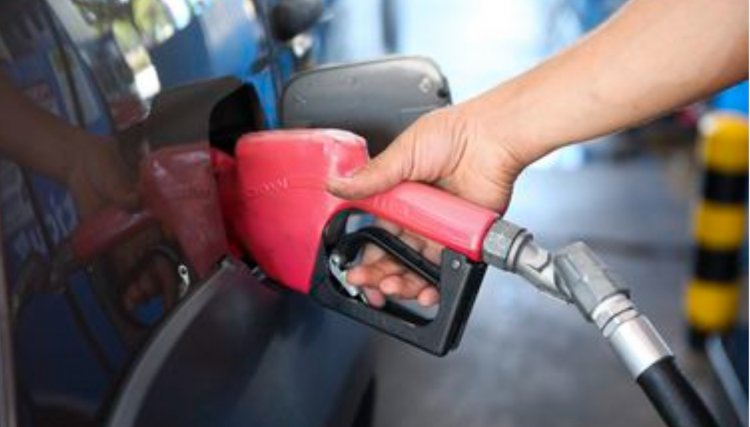 Petroleiros aprovam medida que barateia preço dos combustíveis
