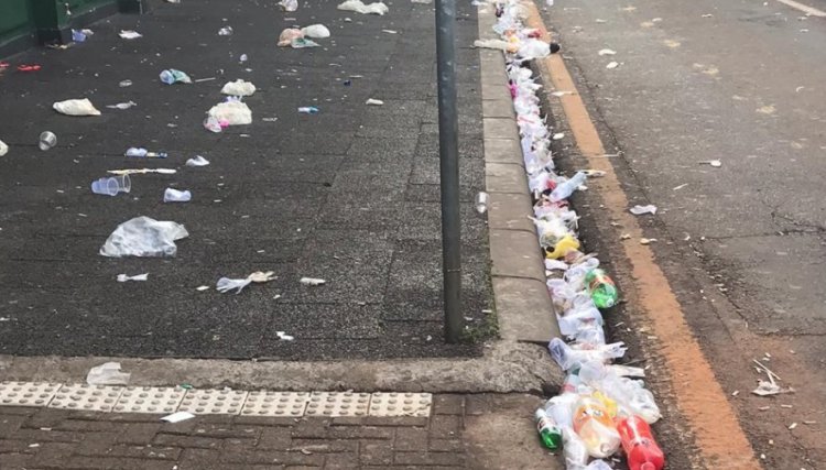 Os foliões  deixam sujeira na Rua Paraná e gera reclamações 