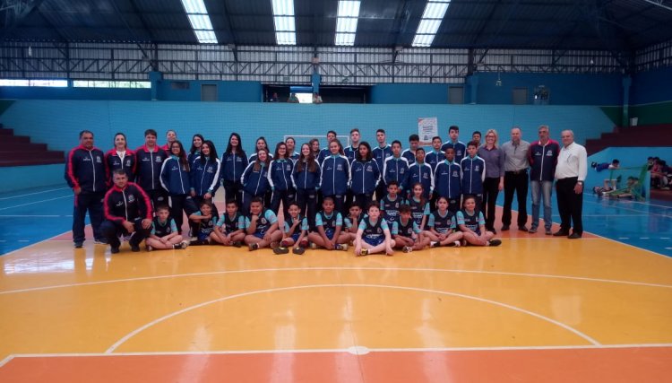 Nova Aurora recebe uniformes da Copacol para o projeto "Talentos em Ação" 