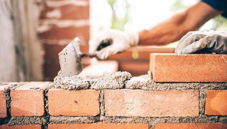 Estão abertas 30 vagas para pedreiro e servente na obra da Frimesa em Assis