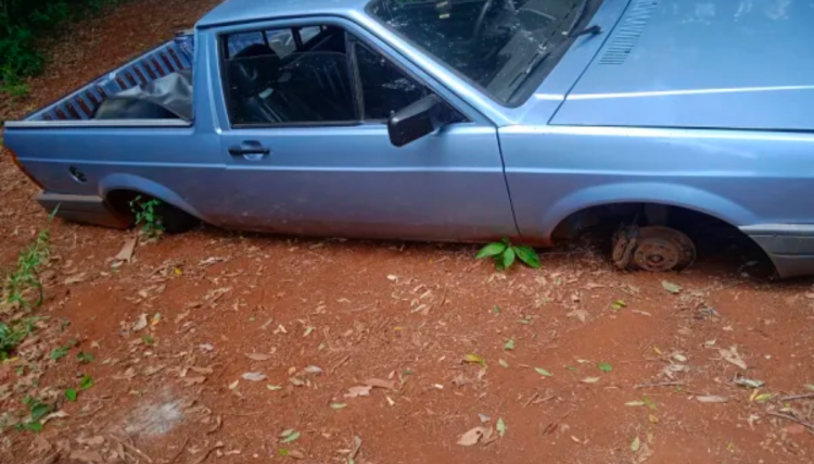 Veículo furtado em Cafelândia é encontrado abandonado em área de mata em Corbélia