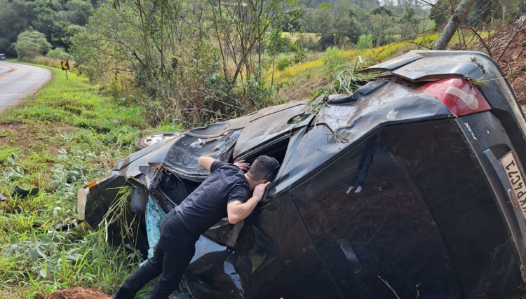 Carro fica destruído após acidente entre Cafelândia e Corbélia 